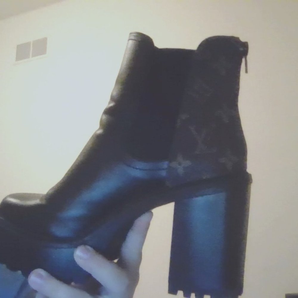 Woman's LV Boots (*Fake*)